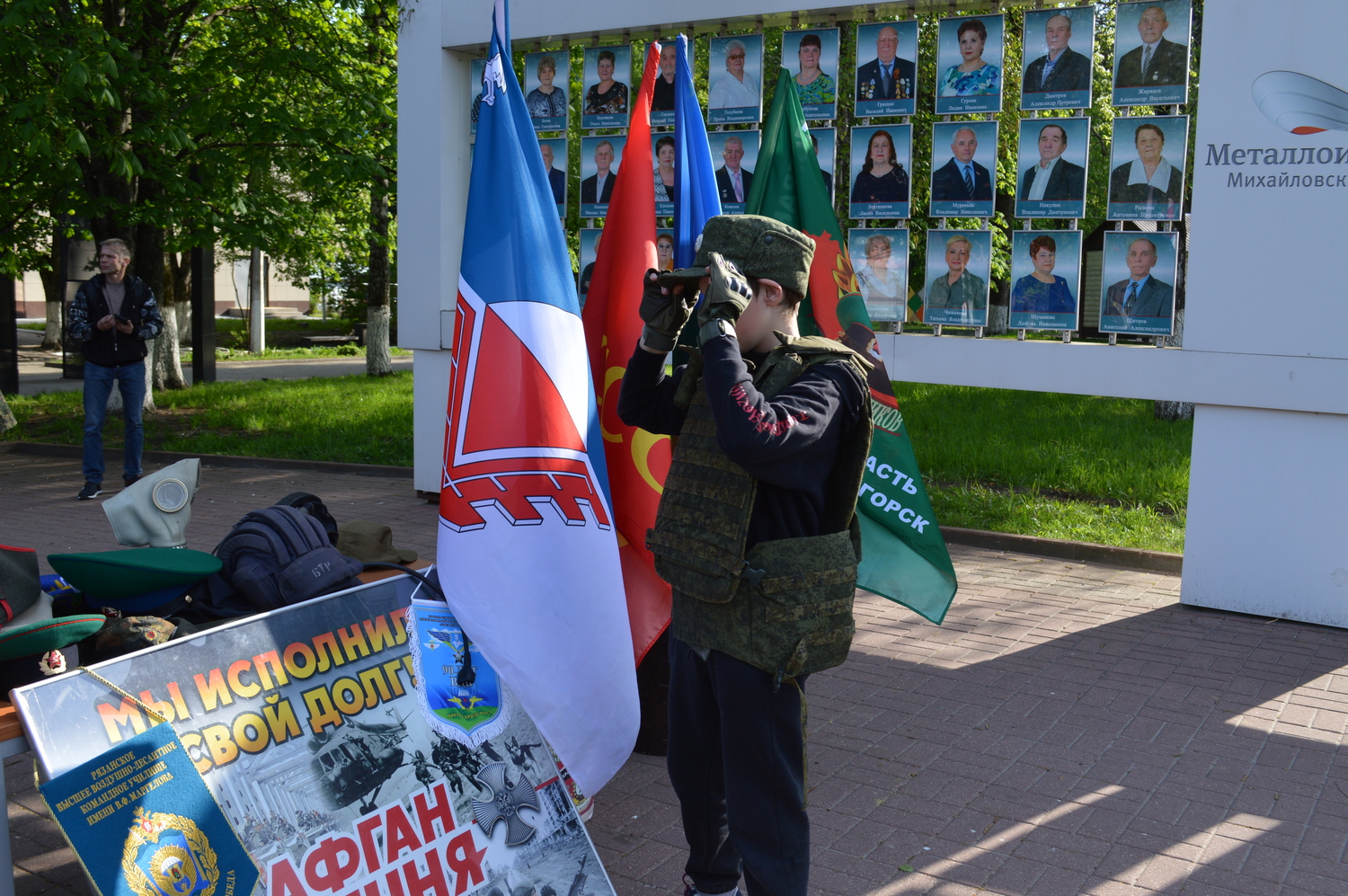 В преддверии Дня победы на площади Дворца Горняков прошел День добровольца.