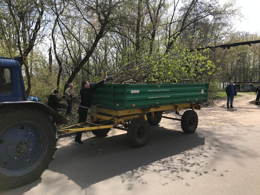 К Всероссийскому субботнику присоединились работники администрации города, организации и учреждения  Железногорска и неравнодушные жители.