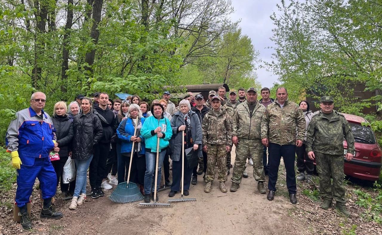 В преддверии Дня Победы работники Городской коммунальной службы продолжают облагораживать места захоронений ветеранов Великой Отечественной войны.