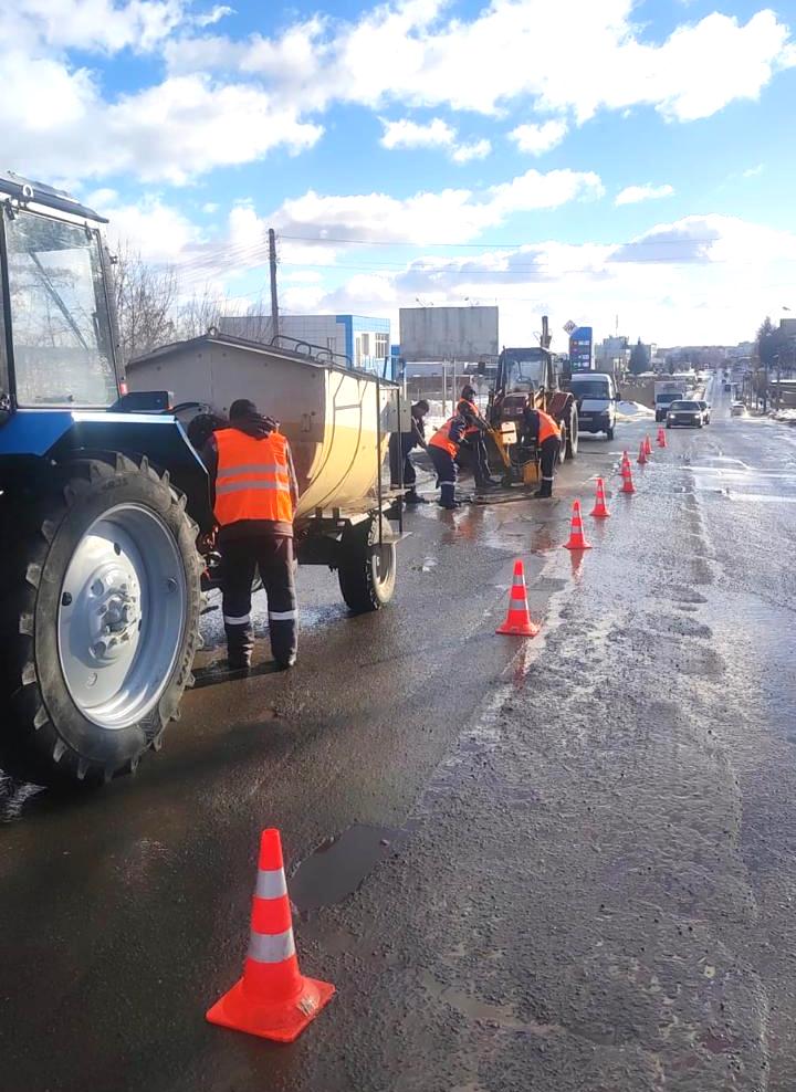 В Железногорске приступили к ямочному ремонту.