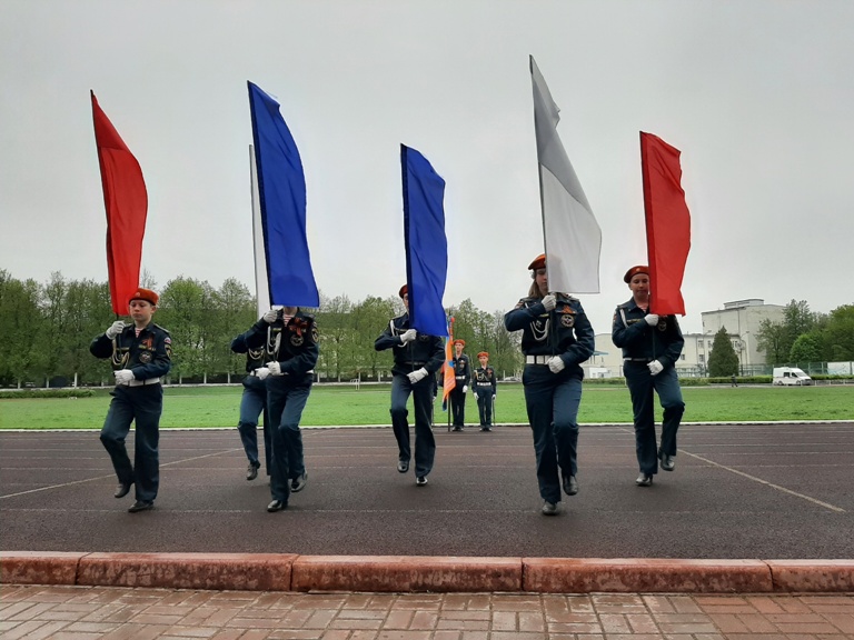 В канун Дня Победы на стадионе «Горняк» прошёл смотр строя и песни среди кадетских и юнармейских классов железногорских школ.