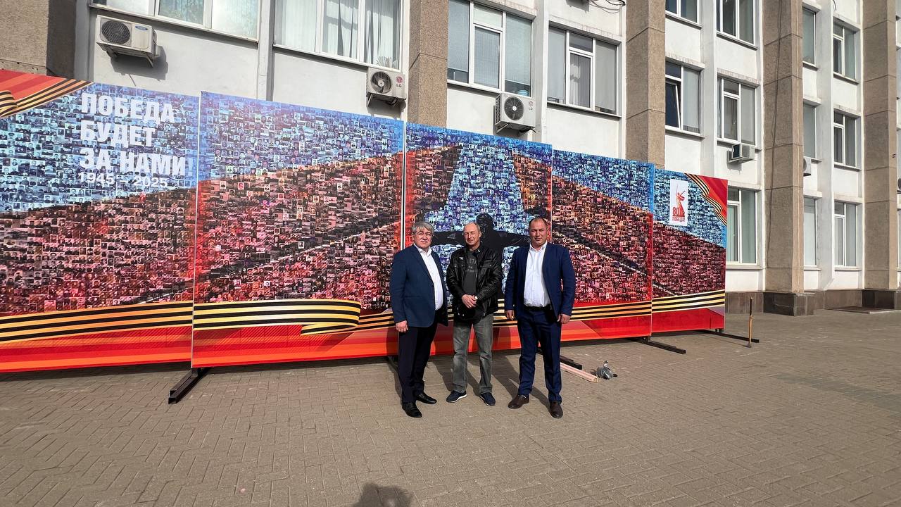 В Железногорске продолжаются работы по праздничному оформлению к 80-летию Победы в Великой Отечественной войне.