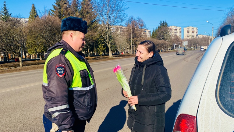 Сотрудники  железногорской Госавтоинспекции провели акцию «Цветы для автоледи».