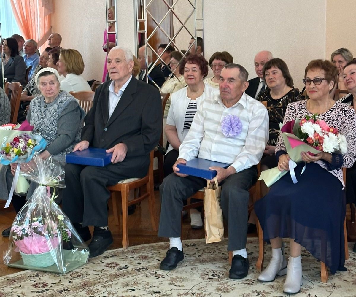 В Железногорске чествовали долгожителей семейной жизни.