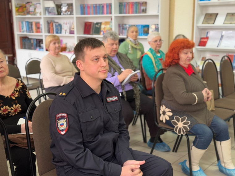 Сотрудники полиции провели познавательную лекцию в Университете мудрого возраста. Сотрудники полиции провели познавательную лекцию в Университете мудрого возраста.