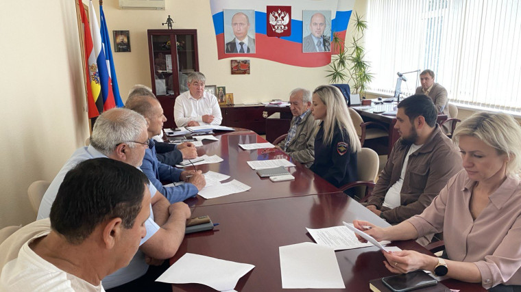 На совете обсудили важные вопросы. На совете обсудили важные вопросы.