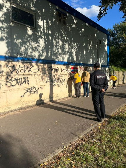 Полицейские и волонтеры центра молодежи приняли участие в акции «Чистый город». Полицейские и волонтеры центра молодежи приняли участие в акции «Чистый город».